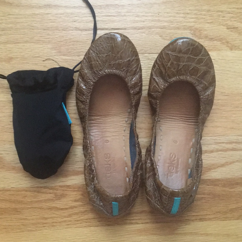 Yikes size 6 Sienna Brown Croc-patent leather